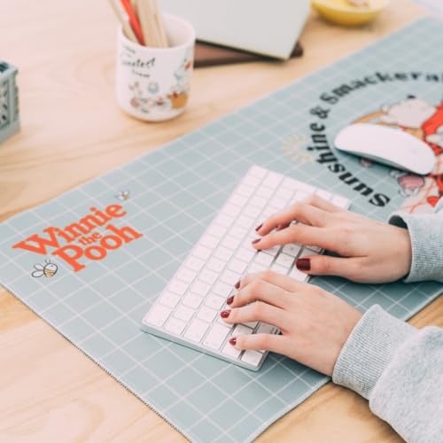Grupo Erik Gaming Mauspad XXL Disney Winnie The Pooh Fanartikel Gaming Mousepad rutschfest und Wasserabweisend - Mouse Pad XXL Gaming Schreibtischunterlage PC Zubehör Gaming Groß - Disney Merch Bild 2