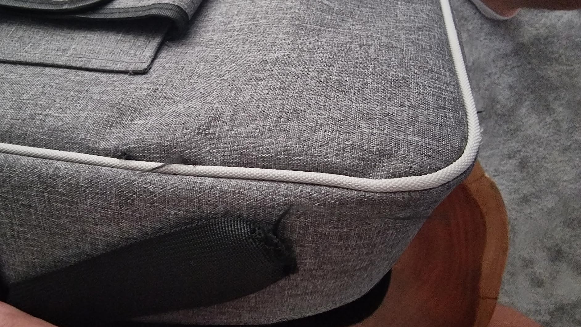 Billig Qualität, habe meine ps5 zwei Mal damit transportiert und die Tasche fällt schon auseinander. Foto