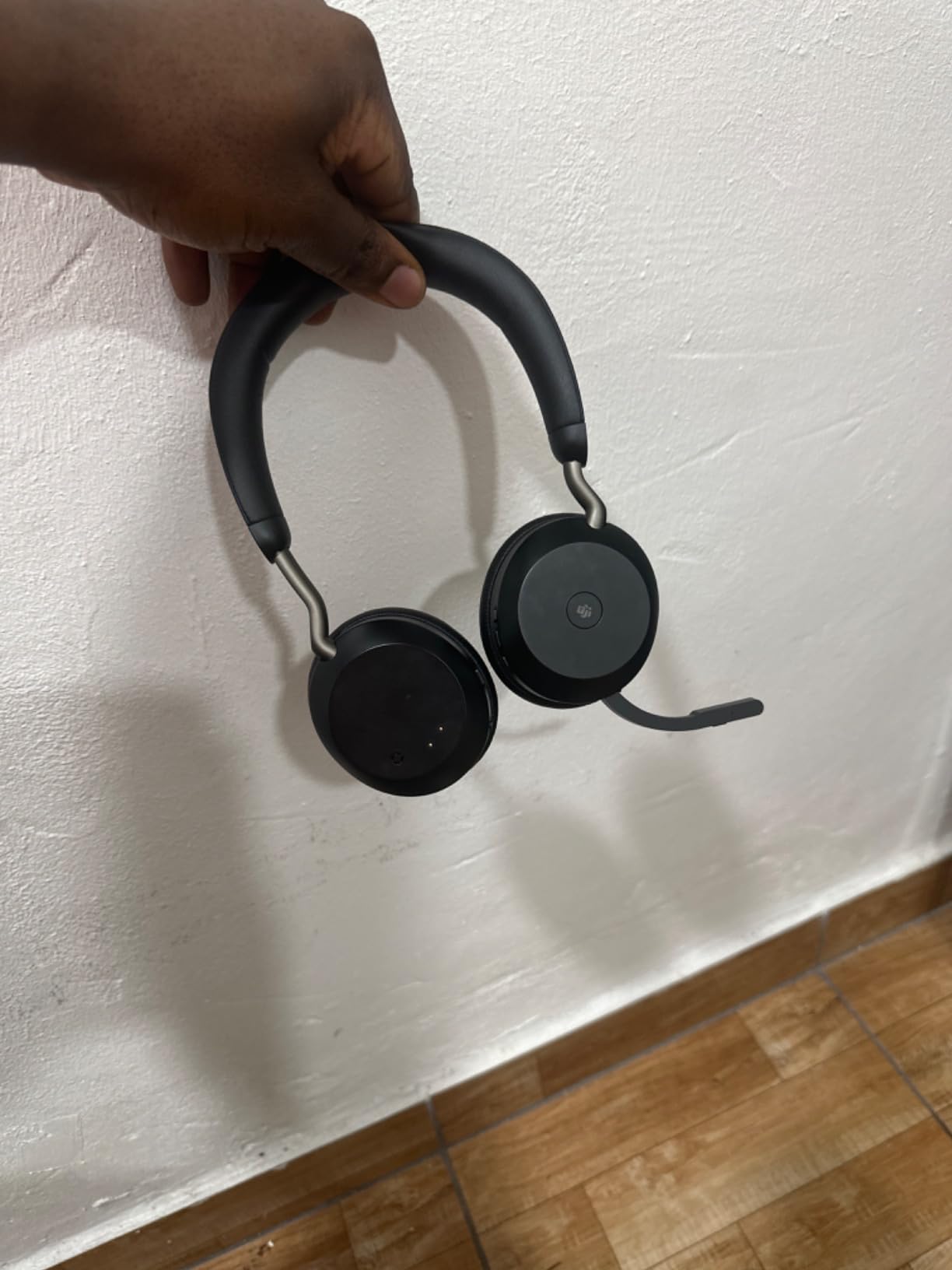 Item is defective. Mic works and stops working at intervals. Not in country to return product and do Foto